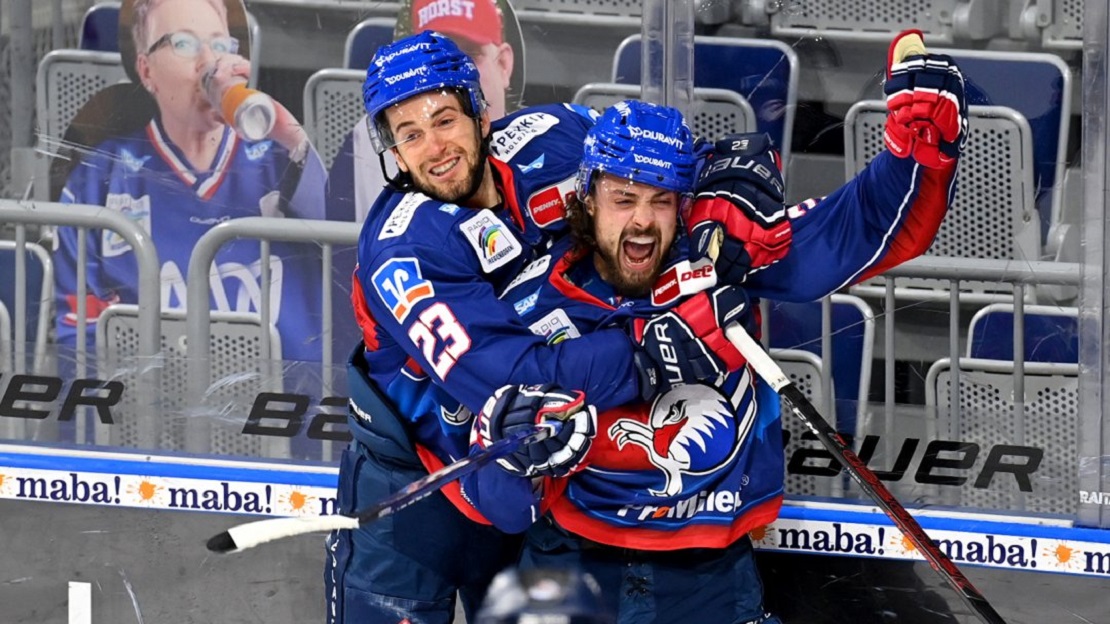 Die Adler Mannheim feiern ihren Sieg