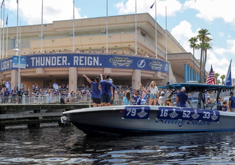 Stanley Cup auf Sommertour: Bolts genießen Zeit mit der Trophäe