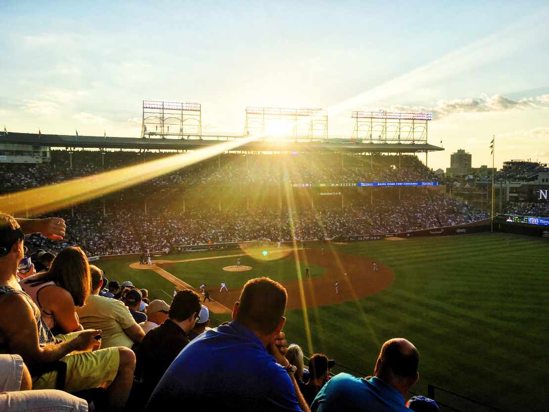 Sonnenuntergang über einem voll besetzten Baseball-Stadion