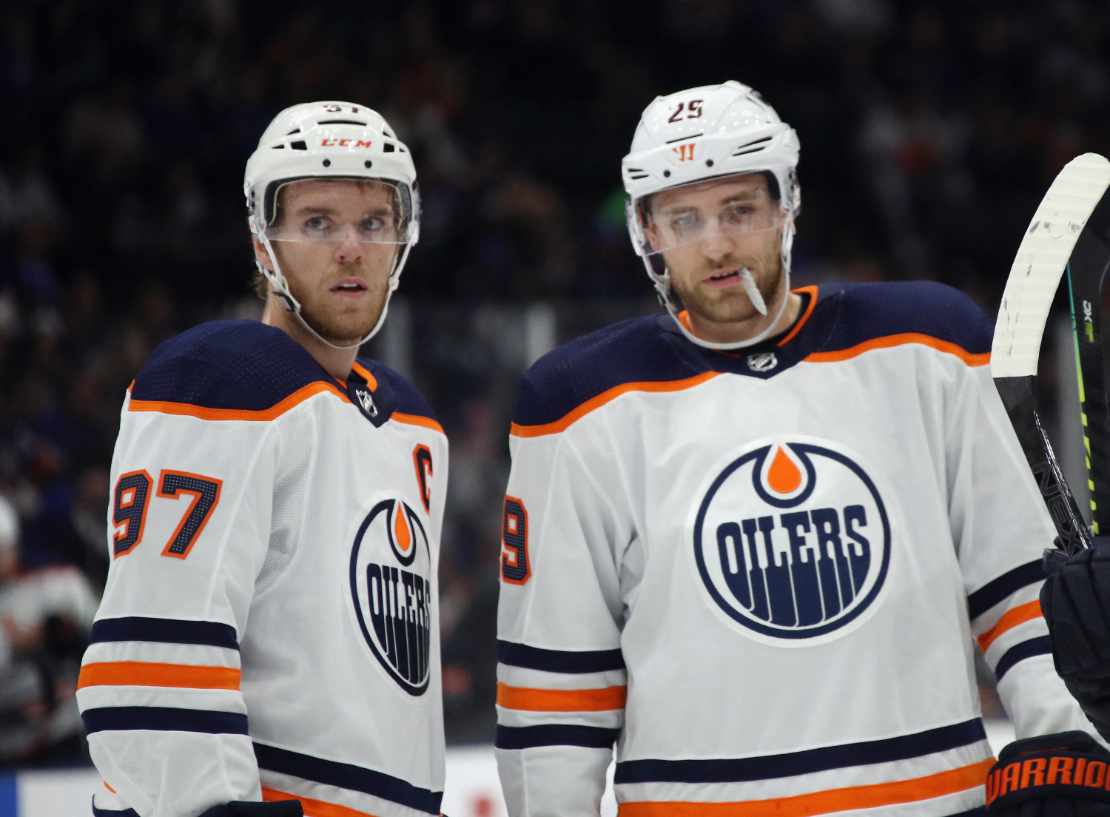 Connor McDavid und Leon Draisaitl von den Edmonton Oilers besprechen sich