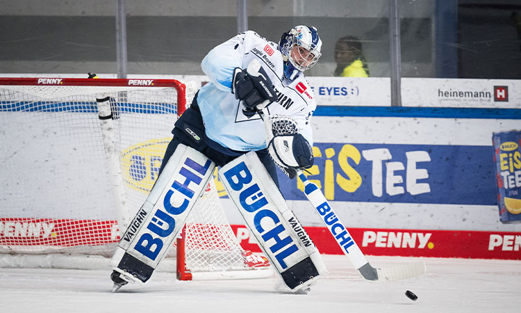 Der Eishockeyspieler Jonas Stettmer von der Mannschaft ERC Ingolstadt steht vor dem Tor und wehrt mit seinem Schläger den Puck ab