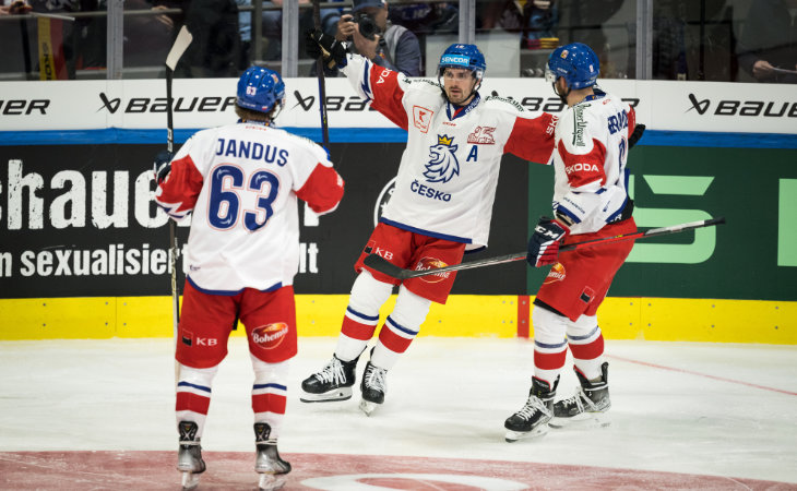 Tschechische Eishockeyspieler bejubeln ein Tor